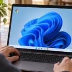 Человек пробует открыть Chrome на ноутбуке с Windows 11