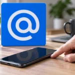 Пользователь перезапускает Android-смартфон рядом со знаком Почты Mail