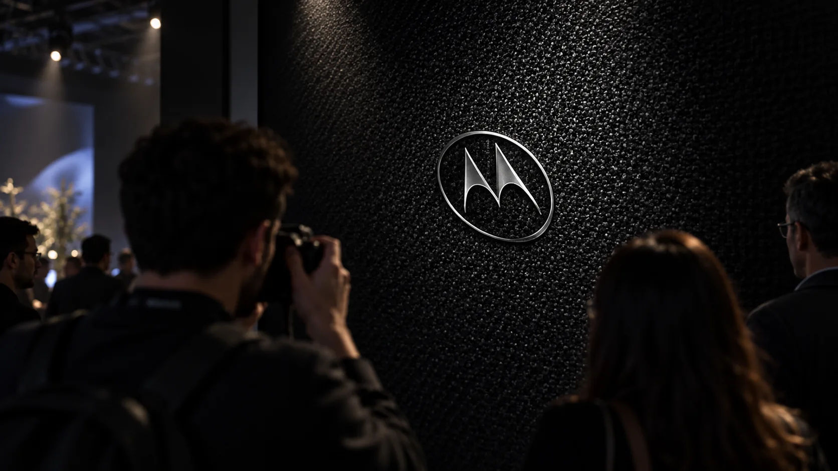 Знак Motorola на стенде в студии презентации будущего Signature 27
