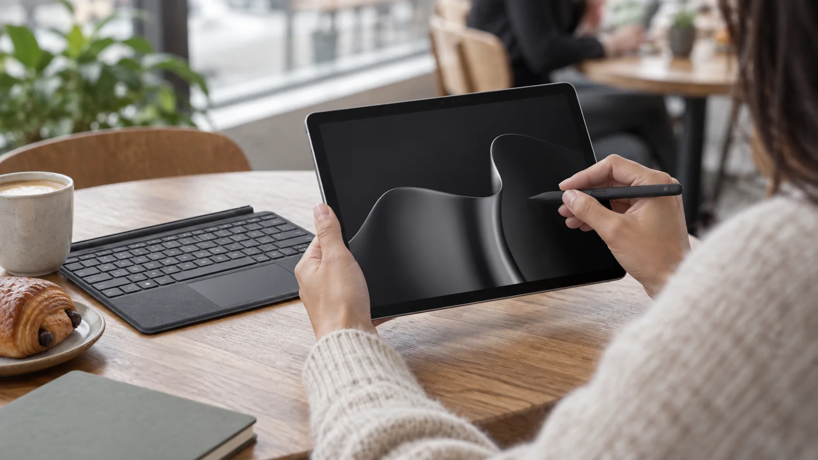 Планшет Surface с клавиатурой и цифровым пером на столе