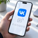 Экран входа VK ожидает код подтверждения на смартфоне