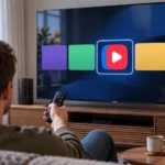 Человек выбирает VK Видео на телевизоре Samsung с помощью пульта