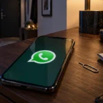 Смартфон со знаком WhatsApp во время ожидания кода подтверждения