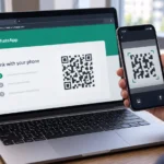 Пользователь связывает WhatsApp Web на ноутбуке со смартфоном
