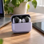 Открытый кейс Яндекс Дропс между ноутбуком и смартфоном на столе