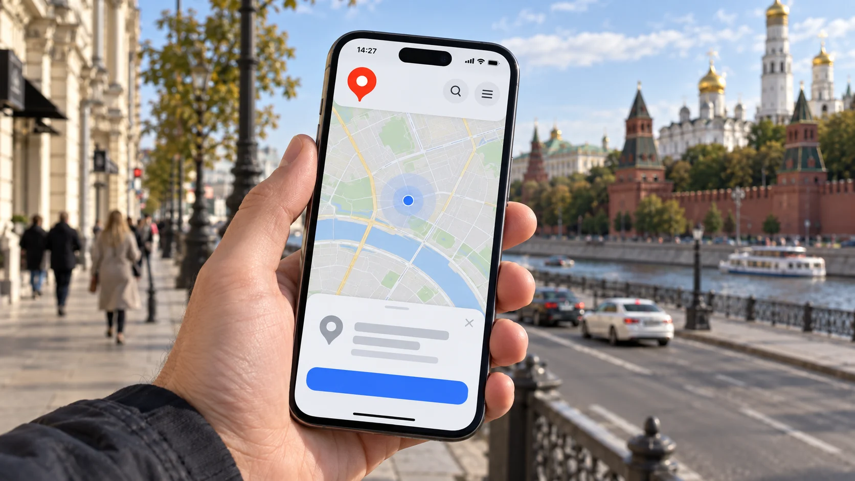 Пользователь проверяет геолокацию Яндекс Карт на iPhone в городе