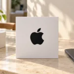 Знак Apple рядом с подготовленным к копированию телефоном