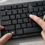 Руки нажимают Windows, Shift и R для запуска записи экрана