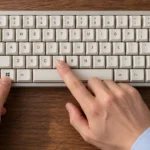 Руки нажимают Windows и V на клавиатуре
