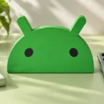 Оригинальный знак Android рядом с телефоном и внешним аккумулятором