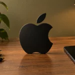 Знак Apple и iPhone на рабочем столе