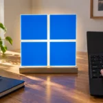 Логотип Windows рядом с клавиатурой ноутбука