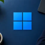 Логотип Windows рядом с сенсорной панелью ноутбука
