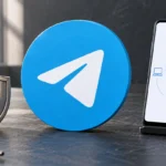 Логотип Telegram, защитный знак и телефон на столе