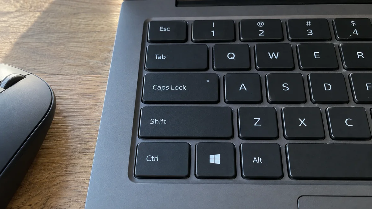 Клавиши Ctrl, Shift и Esc на клавиатуре ноутбука